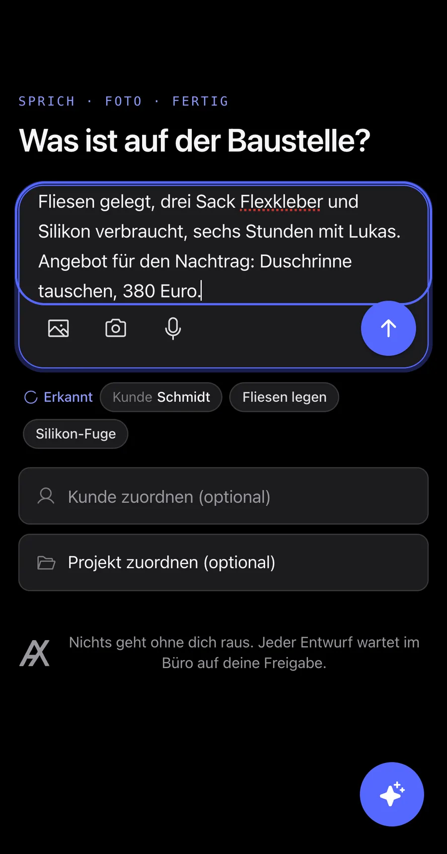 Echte App auf dem Handy: Was ist auf der Baustelle? Eine gesprochene Notiz wird erkannt, Kunde und Positionen sind markiert.